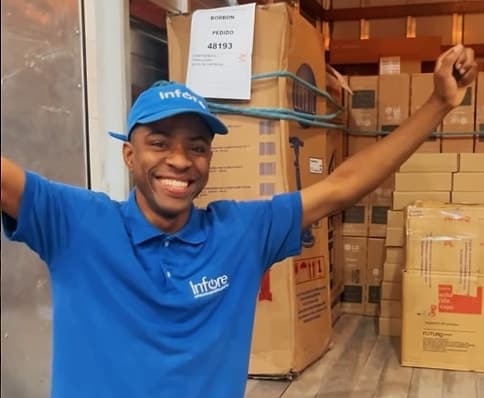 Time Infore comemorando a entrega das 85 estações de trabalho para a SPDM
